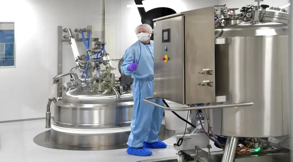 Pharmaceutical manufacturing vessels for modern drug production